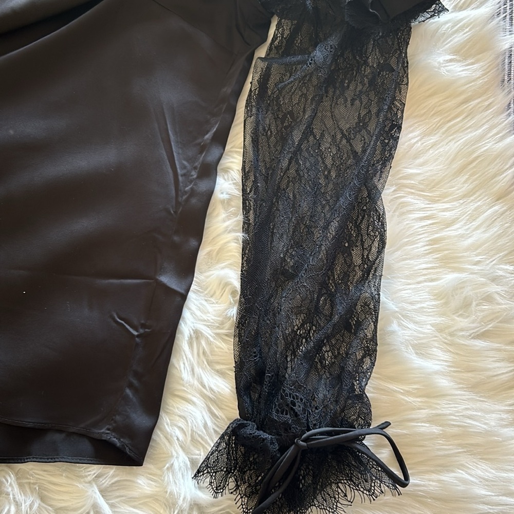 Black Lace Long Sleeve Top with Shoulder Cutout Size XLarge - Picture 7 of 8